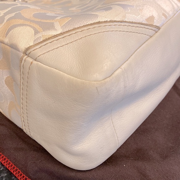 COACH Chelsea Optic Collection Signature tote in ivory, creams & beige.  #10143 - Picture 7 of 16